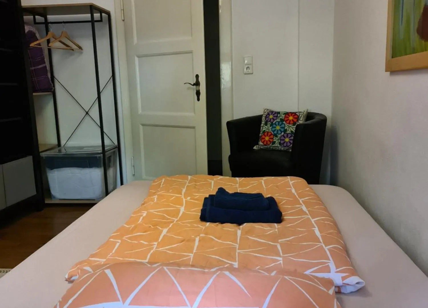 Zimmer In Zentraler Lage / Room Near Downtown contacts